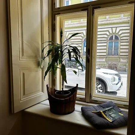 Joe Apartman, Maesiarska 32 *