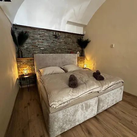 Joe Apartman, Maesiarska 32