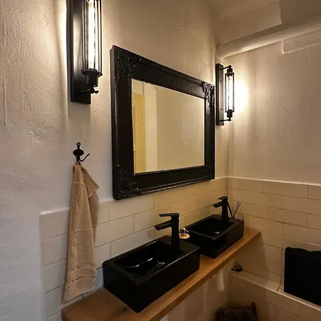 Joe Apartman, Maesiarska 32