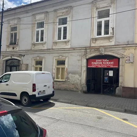 Joe Apartman, Maesiarska 32